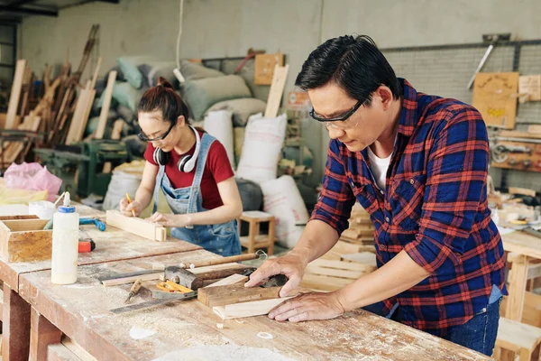 Carpinteiros Profissionais Óculos Concentrados Fazer Móveis Oficina — Fotografia de Stock