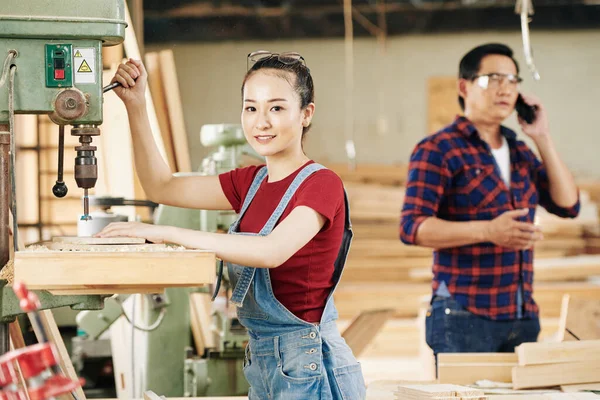 Retrato Una Joven Carpintera Que Trabaja Carpintería Hace Muebles — Foto de Stock