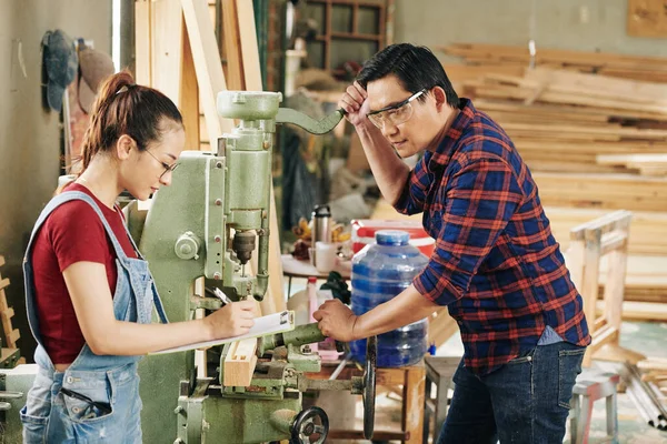 Vietnamita Jovem Mulher Leitura Lista Ordens Quando Carpinteiro Trabalhando Máquina — Fotografia de Stock