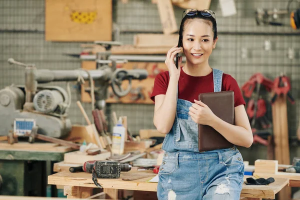 Jovem Carpinteira Alegre Denim Segurando Computador Tablet Geral Chamando Pelo — Fotografia de Stock