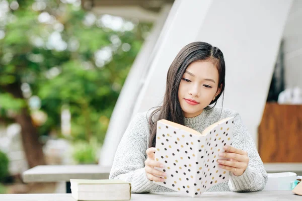Precioso Joven Asiático Adolescente Disfrutando Lectura Interesante Libro Mesa Aire —  Fotos de Stock