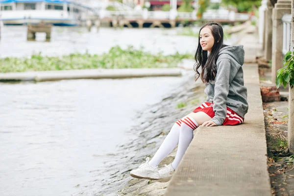 Studentessa Coreana Uniforme Seduta Sulla Riva Del Fiume Guardando Acqua — Foto Stock