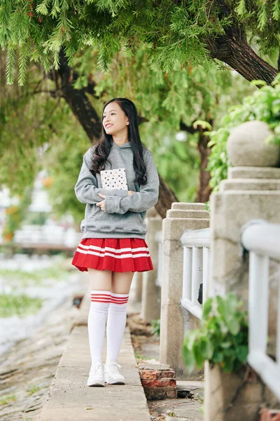 Glückliches Asiatisches Mädchen Schuluniform Aus Kapuzenpulli Rock Und Hohen Socken — Stockfoto