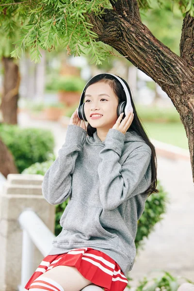 Pretty Smiling Young Asian Schoolgirl Listening Music Headphones — Stock Photo, Image