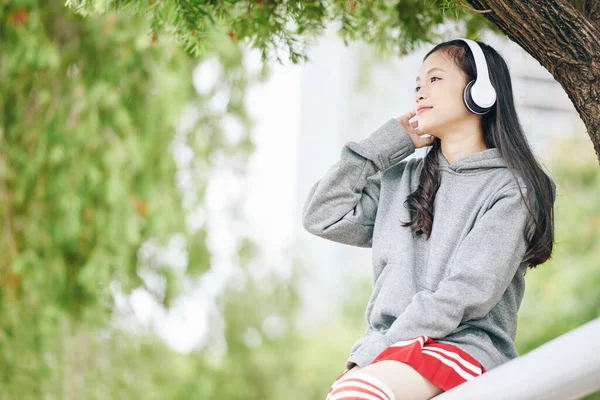 Sonriente Encantadora Joven Vietnamita Pasar Tiempo Parque Escuchar Música Los —  Fotos de Stock