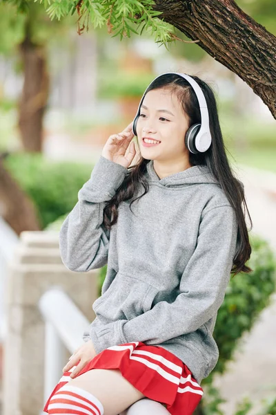 Feliz Chica Universitaria Bastante Asiática Disfrutando Buena Música Los Auriculares —  Fotos de Stock