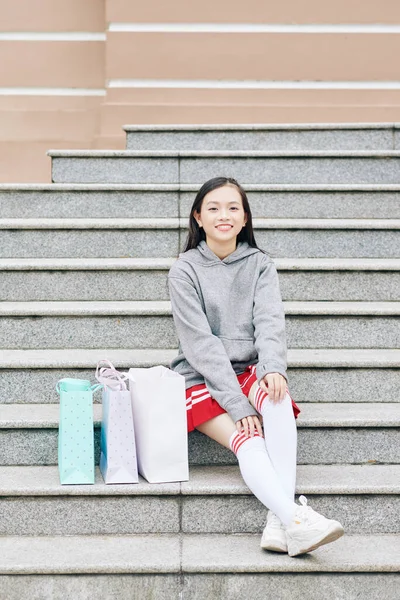 Bastante Sonriente Asiática Adolescente Sentado Los Pasos Lado Bolsas Compras —  Fotos de Stock