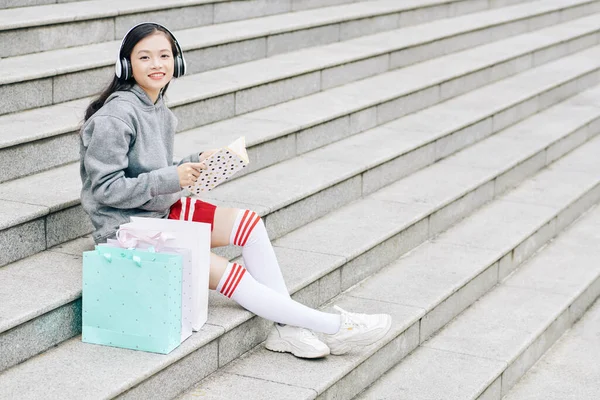 Asiatique Adolescent Fille Assis Sur Les Marches Côté Sacs Provisions — Photo