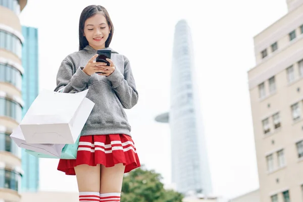 Smiling Teenage Asian Girl Walking Street Shopping Answering Text Messages — Stock Photo, Image