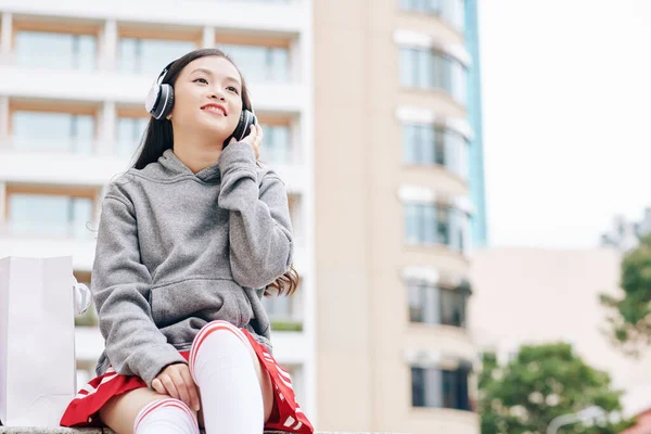 Hermosa Adolescente Vietnamita Sentada Aire Libre Escuchando Buena Música Los —  Fotos de Stock
