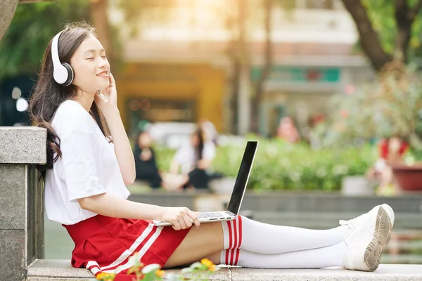 Gelukkig Aziatisch Schoolmeisje Uniform Zitten Campus Met Laptop Leunen Achterover — Stockfoto