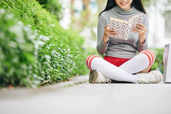 Gehakt Beeld Van Tienermeisje Zitten Grond Lezen Boeiend Boek — Stockfoto