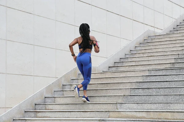 Ajuste Mujer Joven Leggings Azules Corriendo Por Las Escaleras Vista —  Fotos de Stock