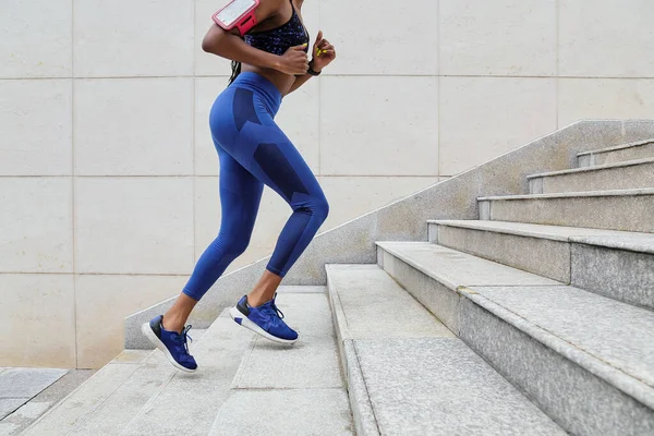 Açık Havada Merdivenlerden Koşarak Çıkan Zinde Bir Kadın Koşucunun Görüntüsü — Stok fotoğraf