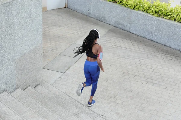 Sokakta Koşuşturan Arkadan Manzaralı Güzel Formda Genç Bir Kadın — Stok fotoğraf