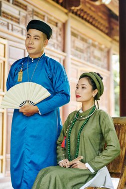 Düğünlerinde geleneksel giysiler içinde genç ve güzel Vietnamlı bir çift