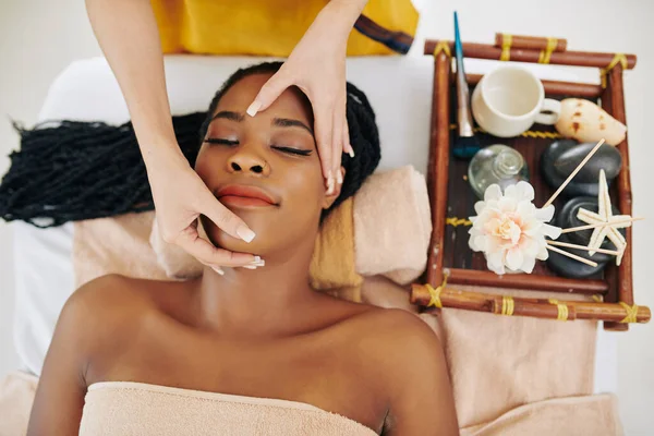 Mooie Jonge Zwarte Vrouw Krijgen Tillen Gezicht Massage Spa Salon — Stockfoto