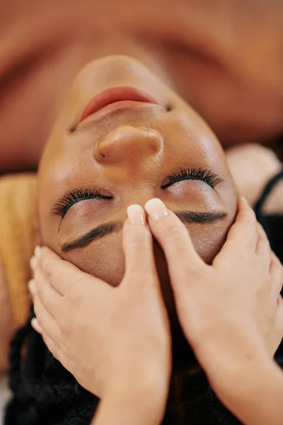 Image Gros Plan Une Jeune Femme Afro Américaine Recevant Massage — Photo