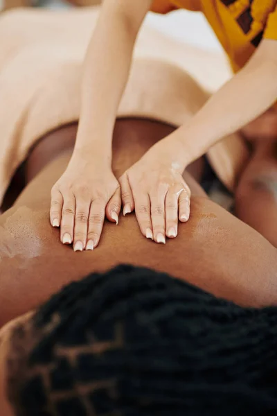 Close Imagem Jovem Afro Americana Recebendo Spa Volta Massagem Salão — Fotografia de Stock