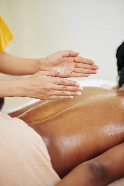 Mãos Trabalhador Salão Spa Massageando Costas Cliente Feminino Para Reduzir — Fotografia de Stock