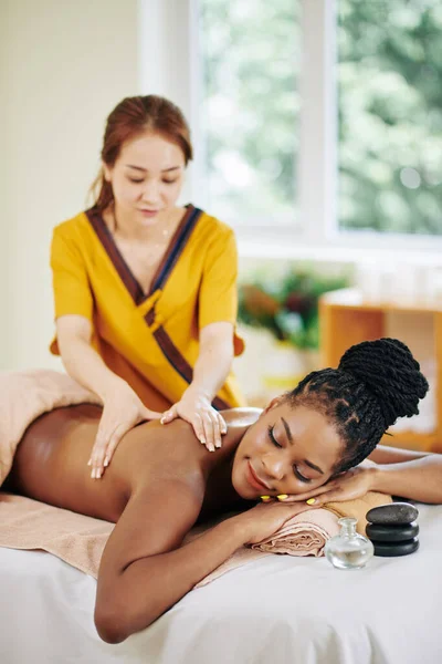 Muito Jovem Mulher Negra Passar Dia Salão Spa Desfrutar Relaxante — Fotografia de Stock