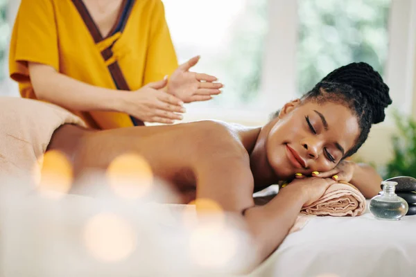 Feliz Encantador Jovem Mulher Negra Mantendo Olhos Fechados Desfrutar Massagem — Fotografia de Stock