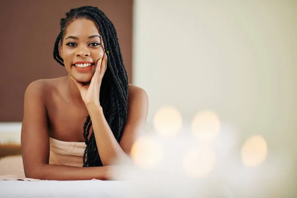 Retrato Atraente Jovem Mulher Negra Com Dreadlocks Deitado Cama Salão — Fotografia de Stock