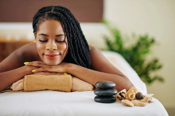 Sorrindo Jovem Mulher Negra Deitada Cama Salão Spa Com Olhos — Fotografia de Stock