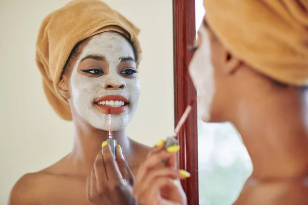 Sonriente Joven Afroamericana Atractiva Con Toalla Cabeza Aplicando Lápiz Labial — Foto de Stock