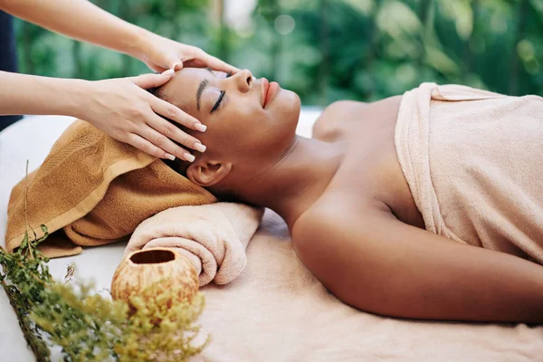 Feliz Relaxado Jovem Mulher Negra Desfrutando Cabeça Rosto Massagem Salão — Fotografia de Stock