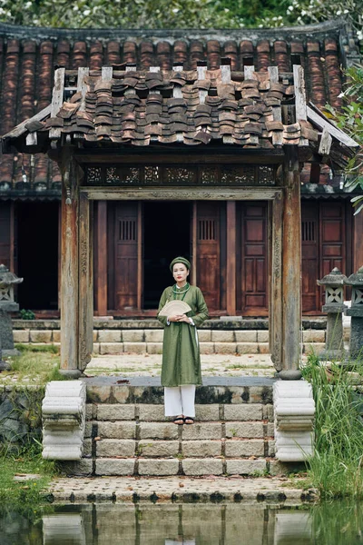 Jonge Vietnamese Vrouw Traditionele Dai Jurk Staande Stappen Voorkant Van — Stockfoto