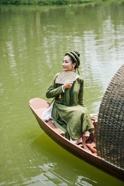 Pěkně Usměvavá Mladá Žena Tradičních Vietnamských Šatech Sedí Lodi Mává — Stock fotografie