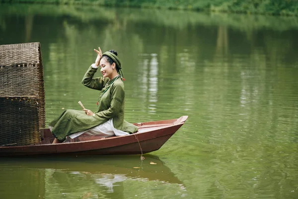 Veselý Mladý Vietnamec Žena Tradičních Šatech Sedí Malém Člunu Ventilátorem — Stock fotografie