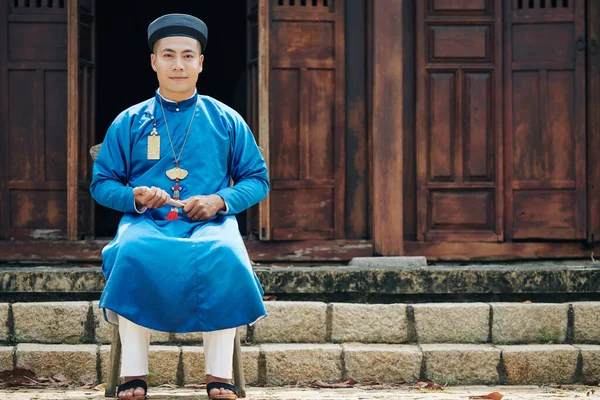 Guapo Joven Vestido Tradicional Dai Sentado Taburete Frente Viejo Templo — Foto de Stock