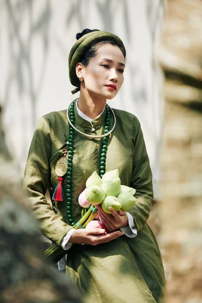 Retrato Jovem Pensativo Com Flores Lótus Sentado Livre Vestido Tradicional — Fotografia de Stock