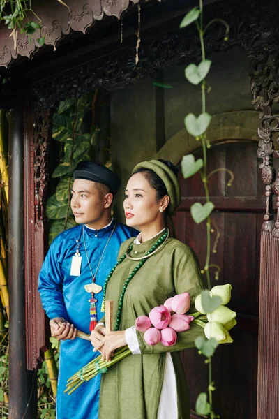 Jeune Couple Asiatique Costumes Nationaux Debout Entrée Vieux Bâtiment — Photo