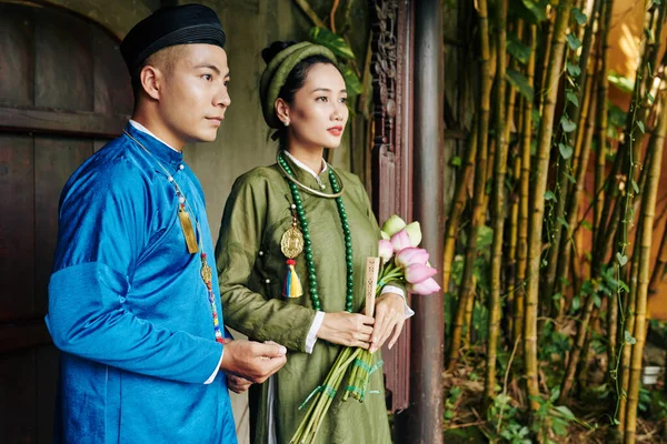 Sério Jovem Casal Vietnamita Azul Verde Dai Vestidos Portas Entrada — Fotografia de Stock