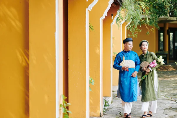 Mladý Pár Kráčející Venku Tradičních Vietnamských Kostýmech Vyřezávanými Vějíři Lotosovými — Stock fotografie