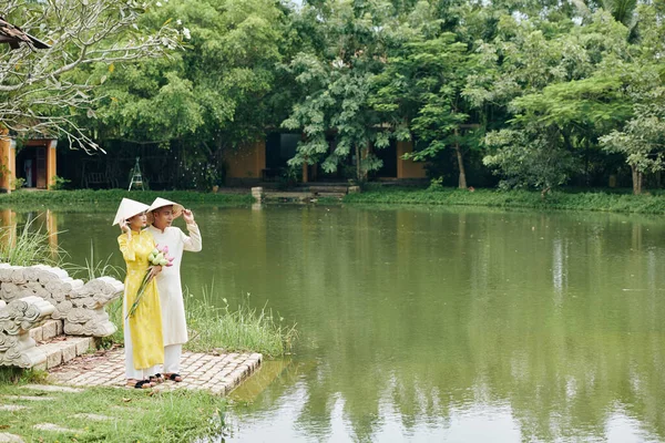 Genç Vietnamlı Çift Düğünden Sonra Küçük Gölette Dikilen Dai Elbiseli — Stok fotoğraf