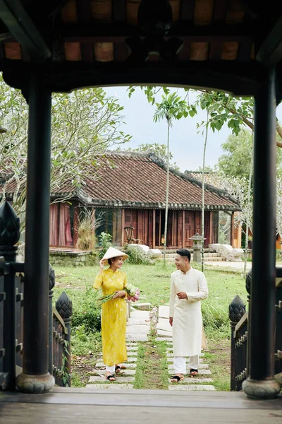 快乐的年轻亚洲夫妇穿着欧代的衣服步行去庙宇 — 图库照片