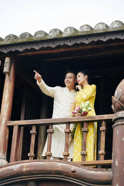 Bonito Jovem Casal Vietnamita Vestidos Tradicionais Dai Varanda Edifício Madeira — Fotografia de Stock