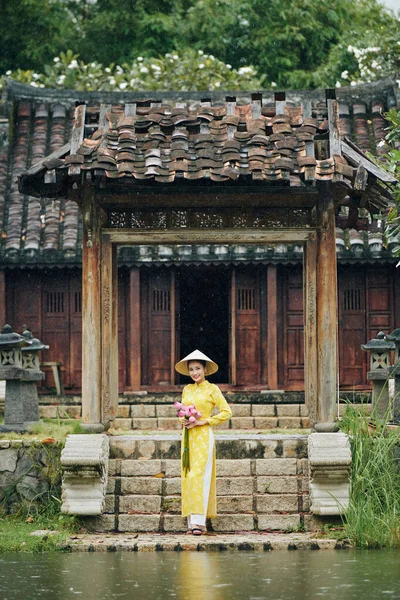 Sarı Elbiseli Geleneksel Konik Şapkalı Güzel Vietnamlı Kadın Ahşap Tapınağın — Stok fotoğraf