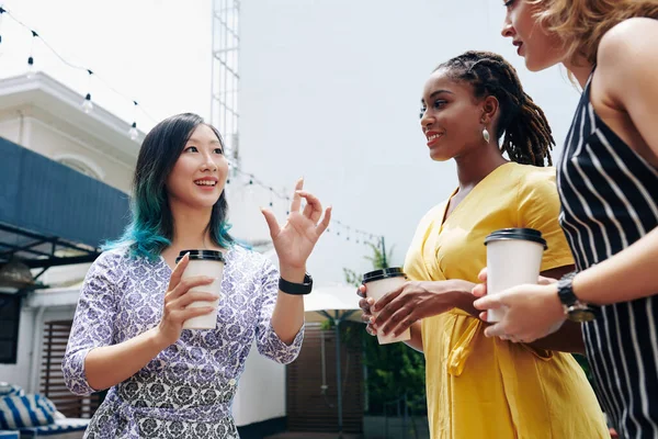 Lächelnde Junge Chinesin Erzählt Ihren Kollegen Der Kaffeepause Interessante Geschichten — Stockfoto