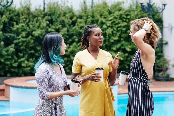 Gruppe Junger Hübscher Multiethnischer Geschäftsfrauen Trinkt Kaffee Und Diskutiert Der — Stockfoto