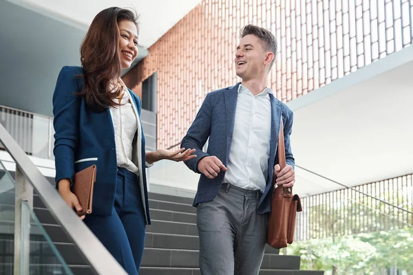 Glückliches Junges Geschäftspaar Geht Die Treppe Hinunter Und Bespricht Neues — Stockfoto