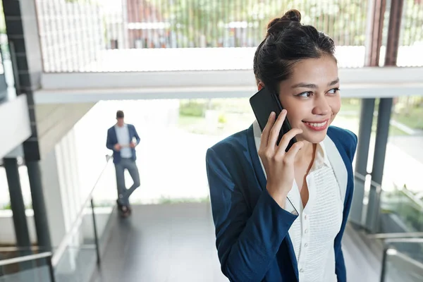 Pozitif Genç Güzel Kadını Ofis Binasında Duruyor Telefonda Konuşuyor — Stok fotoğraf