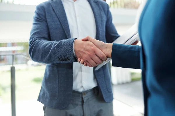 Geschnittenes Bild Von Geschäftsleuten Die Sich Die Hände Schütteln Und — Stockfoto