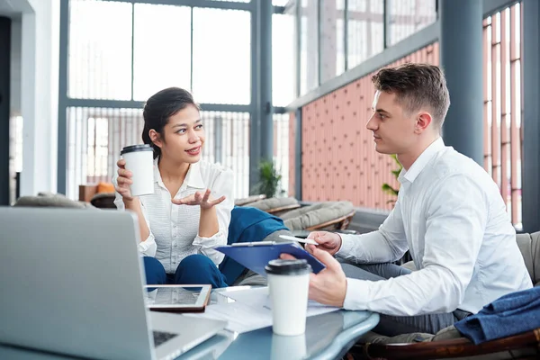 Jóvenes Empresarios Tomando Café Discutiendo Planes Ideas Reunión — Foto de Stock