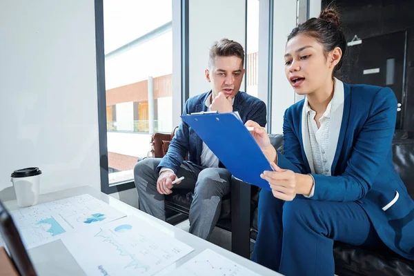 Seriöses Junges Business Team Diskutiert Bericht Und Analysiert Verkaufsdiagramme Bei — Stockfoto