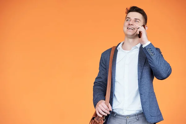 Portret Szczęśliwego Podekscytowanego Młodego Przedsiębiorcy Rozmawiającego Przez Telefon Współpracownikiem Odizolowanego — Zdjęcie stockowe